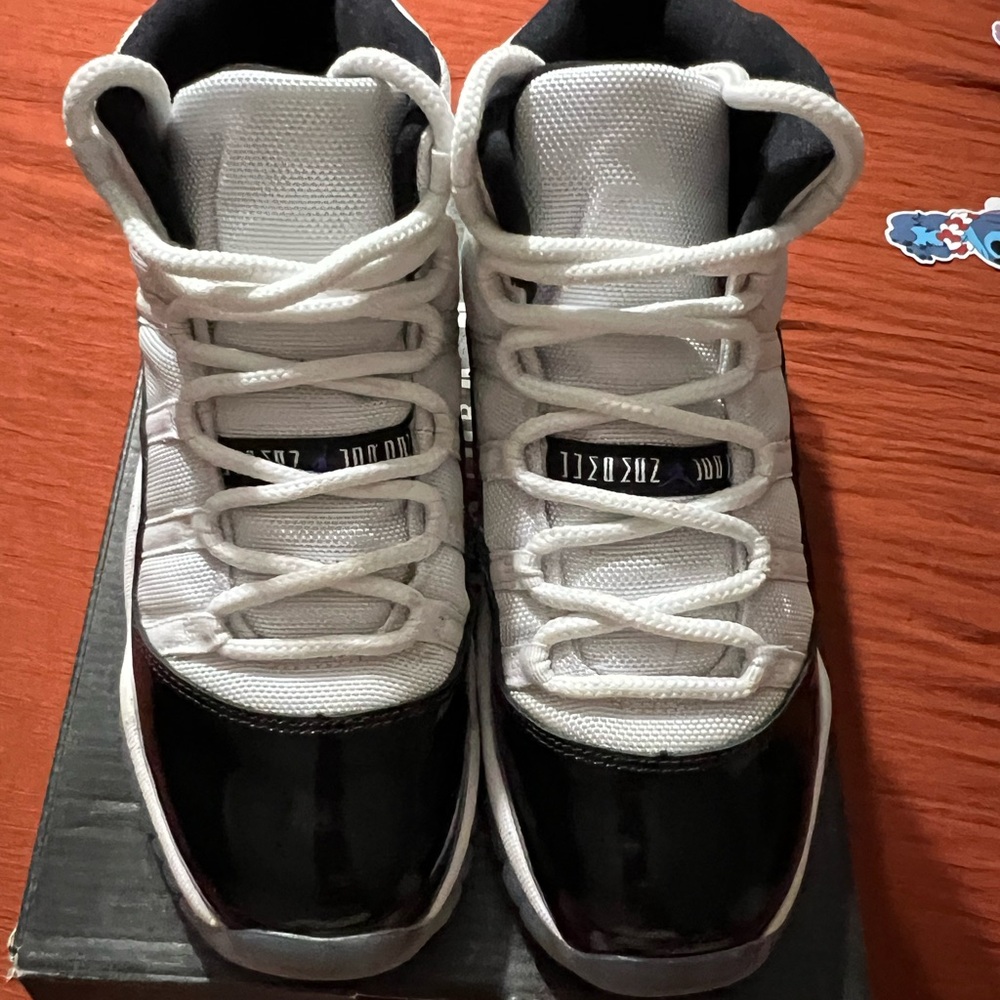 Jordan Men's Black and White Sneakers